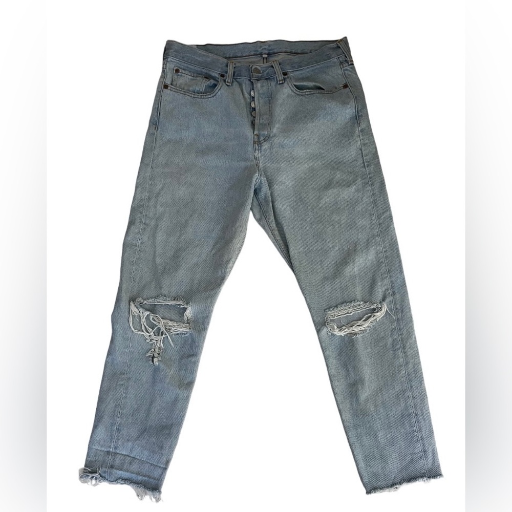 High rise, large distressed rips.soft denim, not rigid
Size: 31